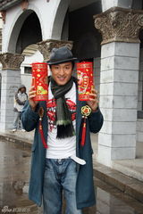 高清图：《烟雨斜阳》剧组海报传递群星新春祝福