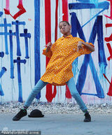 组图：威尔-史密斯女儿剃板寸 嘻哈MV秀街舞