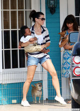 组图：桑德拉-布洛克怀抱养女不熟练上演金鸡独立