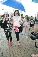 组图：赵薇庆祝香港回归 手举红旗头戴运动帽