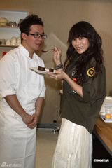 组图：蔡健雅中英双碟齐发 做蛋糕手艺获称赞