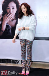 组图：韩星郑丽媛办签名会亲切随和甜美卖萌