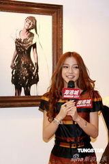 高清图：AngelaBaby出席美术展 化身巧克力美人