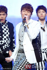 组图：Davichi打榜夺冠 SHINeeInfinite拼人气