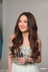 组图：温碧霞拍专辑封面 白色纱裙大秀性感美腿