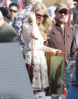 高清图：泰勒-斯威夫特穿白色蕾丝裙逛跳蚤市场