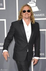 组图：第54届格莱美红毯瓦尔-基尔默大佬范儿十足