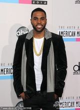 组图：全美音乐奖红毯女星争艳 比伯亲老妈鸟叔搞怪