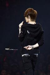 组图：金在中日本演唱会第二场 玩偶塞胸搞怪