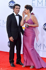 组图：艾美奖红毯 艾什莉-贾德高耸发髻与老公秀恩爱