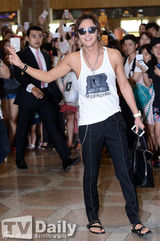 组图：张根硕现身机场 粉丝送蛋糕提前庆生