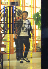 独家：宋小宝抵京会友吃饭 与服务员热情合影