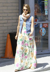 组图：杰西卡-阿尔芭长裙搭牛仔背心 带女儿玩耍