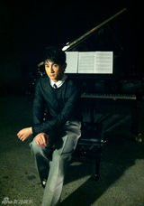 组图：吴奇隆巴黎时装周封王 获时尚评论教母盛赞