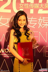 组图：Angelababy获封年度突破女性 黄渤同摘奖