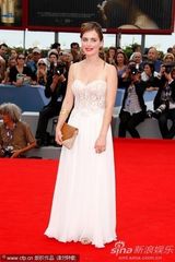 组图：女星海达斯吊带白裙走红毯身材凹凸有致