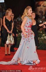 组图：《W.E》首映 麦当娜裙装娇嫩金发红唇美艳