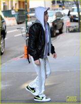 组图：麦当娜携小男友与孩子赴教会 粉耳帽卖萌