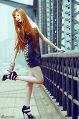 组图：卫薇儿上演摩登清凉系列 全新写真性感惹人爱