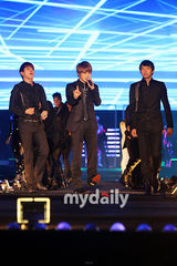 组图：JYJ组合首尔激情开唱 劲歌18首台下疯狂