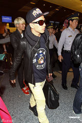 组图：韩国男团BIGBANG赴台 粉丝挤爆机场大厅