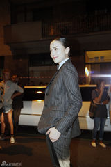 组图：宋佳获金鸡百花最佳女主角 抹胸白裙俏丽