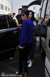 组图：王菲抵昆明备唱  歌迷带红领巾接机