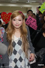 组图：日本歌星西野加奈抵台北 疯狂粉丝热情接机