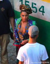 幻灯：碧昂斯与艾丽西亚合作新曲 拍MV比拼性感