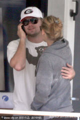 幻灯图：莱昂纳多与女友度假 旧爱重燃亲昵依偎