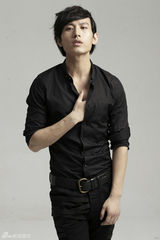 组图：成毅写真阴柔阳刚并重 被称戏痴