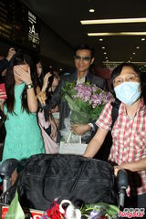 组图：郑少秋遇疯狂女粉丝 太太面露不悦