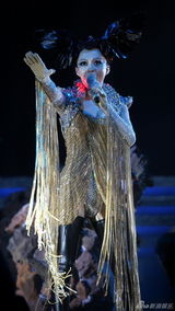 张韶涵个唱披黄金衣变外星女王 含泪谢父母(图)