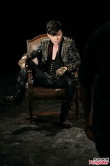 组图：张晋凭《宗师》涨人气 拍首支单曲MV