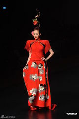 组图：名模庄思敏为时装展走秀 完美展现民族风