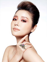 高清图：林心如全新写真曝光 精致妆容表情魅惑