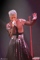 高清图：郭富城透视装秀胸肌 演唱会虚惊一场