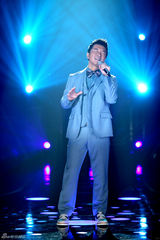 组图：歌手2邓紫棋白裙优雅 茜拉满文军补位