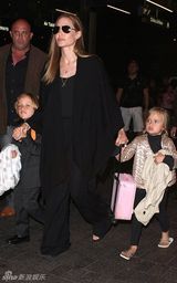 组图：朱莉手擒龙凤双胞胎现身 儿女安静可爱