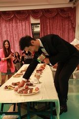组图：黄晓明生日会裸装下厨 喂粉丝沙拉鸡汤