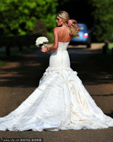 组图：英超球星克劳奇大婚 名模娇妻回首生百媚