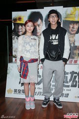 组图：谢霆锋否认豪宅赠前妻 新年与两子聚天伦