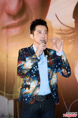 组图：庾澄庆花西装亮相北京 不改顽童本色