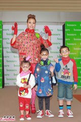 组图：容祖儿喜欢孩子显母爱 支持男友新歌