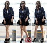 组图：少女时代亮相机场装扮春意秀发风中飘散