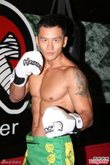 组图：三男模赤膊上阵变拳击手 宣传半裸写真