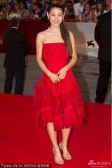 组图：《起风了》首映 泷本美织穿红裙可爱比V