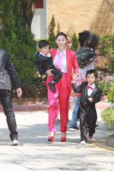 组图：张柏芝喜气红衣携两子参加弟弟婚礼