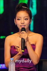 组图：韩女子组合Kara新专辑发布 超短裙性感俏丽