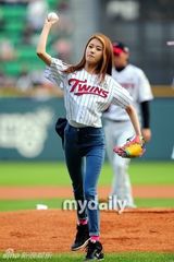 组图：4minute许嘉允权昭贤为棒球比赛开球